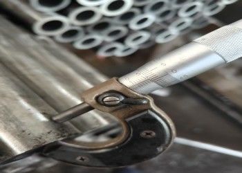 काटने की सेवा के साथ गर्म एक्सट्रूज़न सीमलेस स्टील पाइप